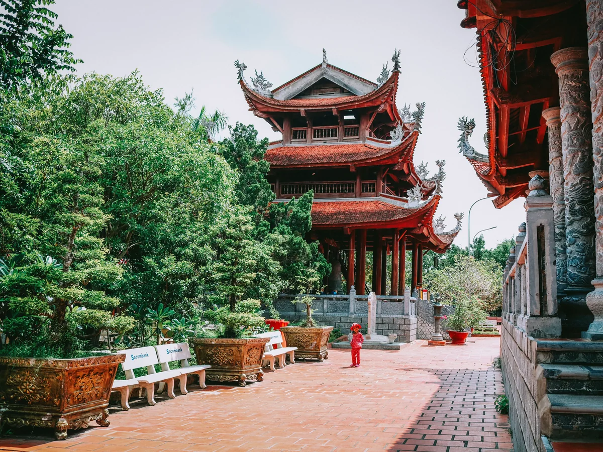 En vietnamesisk pagode i flere etager med rød lakarbejde, repræsentativ for Mekong-deltaets pagodearkitektur